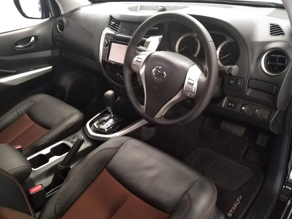 Nissan Navara Stealth - Front seats