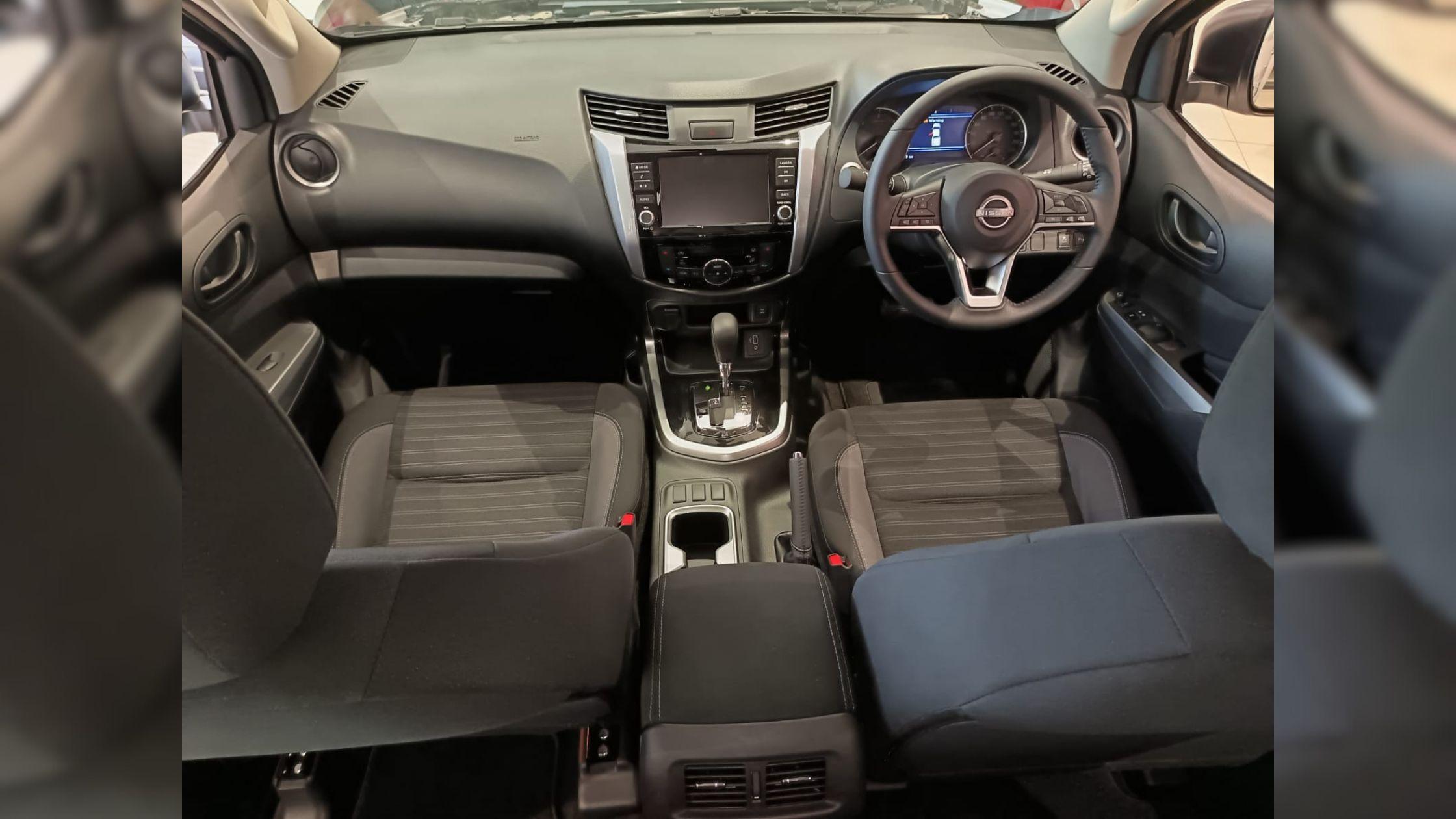 Nissan Navara LE Double Cab infortainment